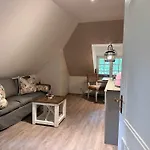 아파트 Sky & Homes Wattlaeufer I Nordsee-auszeit Im Reetdachanwesen Mit Parkgarten Böhl