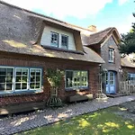 Sky & Homes Wattlaeufer I Nordsee-auszeit Im Reetdachanwesen Mit Parkgarten Böhl