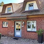 Sky & Homes Wattlaeufer I Nordsee-auszeit Im Reetdachanwesen Mit Parkgarten Böhl