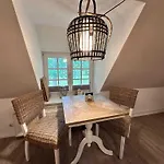 Sky & Homes Wattlaeufer I Nordsee-auszeit Im Reetdachanwesen Mit Parkgarten