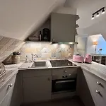 아파트 Sky & Homes Wattlaeufer I Nordsee-auszeit Im Reetdachanwesen Mit Parkgarten