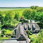 아파트 Sky & Homes Wattlaeufer I Nordsee-auszeit Im Reetdachanwesen Mit Parkgarten Böhl