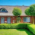 Sky & Homes Wattlaeufer I Nordsee-auszeit Im Reetdachanwesen Mit Parkgarten Böhl