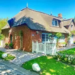 Sky & Homes Wattlaeufer I Nordsee-auszeit Im Reetdachanwesen Mit Parkgarten Böhl