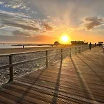 아파트 Sky & Homes Wattlaeufer I Nordsee-auszeit Im Reetdachanwesen Mit Parkgarten Böhl