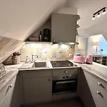 아파트 Sky & Homes Wattlaeufer I Nordsee-auszeit Im Reetdachanwesen Mit Parkgarten Böhl