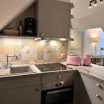 Sky & Homes Wattlaeufer I Nordsee-auszeit Im Reetdachanwesen Mit Parkgarten 아파트 *