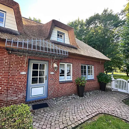 Appartement Sky & Homes Wattlaeufer I Nordsee-auszeit Im Reetdachanwesen Mit Parkgarten *