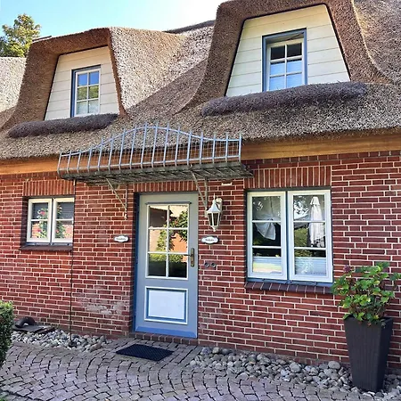 Sky & Homes Wattlaeufer I Nordsee-auszeit Im Reetdachanwesen Mit Parkgarten Böhl