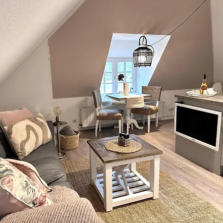 Appartement Sky & Homes Wattlaeufer I Nordsee-auszeit Im Reetdachanwesen Mit Parkgarten