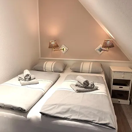Sky & Homes Wattlaeufer I Nordsee-auszeit Im Reetdachanwesen Mit Parkgarten 아파트 *
