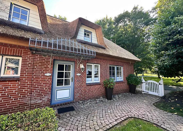 Appartement Sky & Homes Wattlaeufer I Nordsee-auszeit Im Reetdachanwesen Mit Parkgarten *