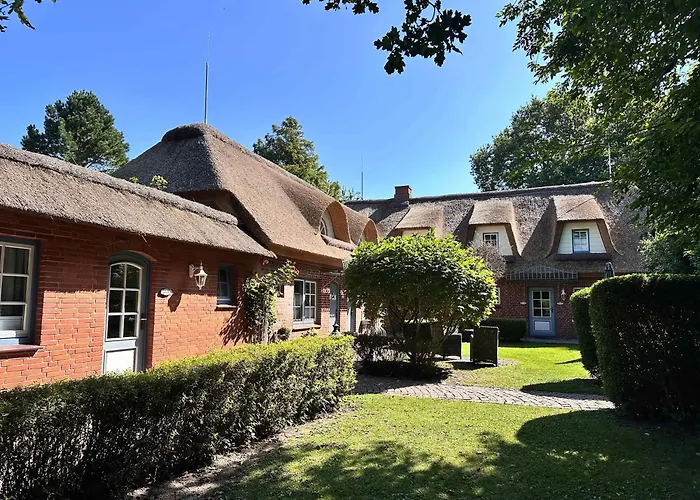Sky & Homes Wattlaeufer I Nordsee-auszeit Im Reetdachanwesen Mit Parkgarten Appartement