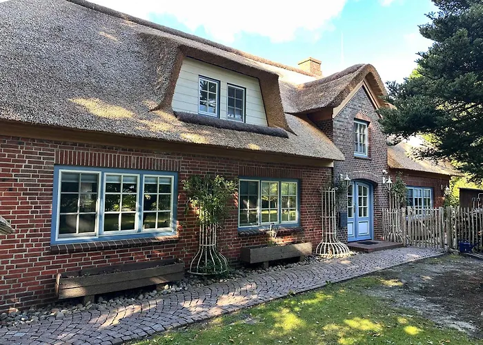 Sky & Homes Wattlaeufer I Nordsee-auszeit Im Reetdachanwesen Mit Parkgarten Böhl