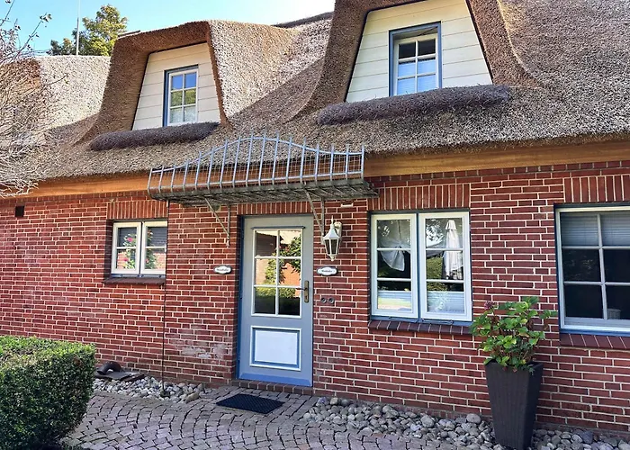 Sky & Homes Wattlaeufer I Nordsee-auszeit Im Reetdachanwesen Mit Parkgarten Böhl