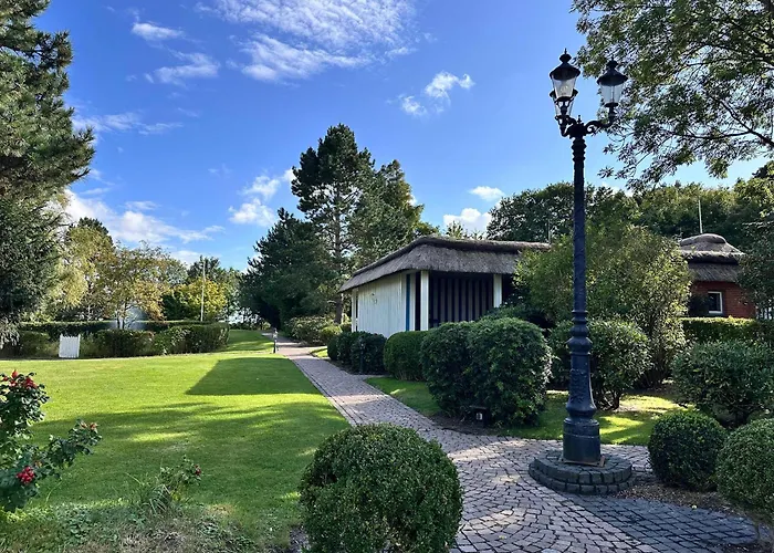 Sky & Homes Wattlaeufer I Nordsee-auszeit Im Reetdachanwesen Mit Parkgarten Böhl