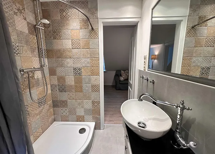 Appartement Sky & Homes Wattlaeufer I Nordsee-auszeit Im Reetdachanwesen Mit Parkgarten