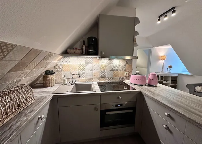 Appartement Sky & Homes Wattlaeufer I Nordsee-auszeit Im Reetdachanwesen Mit Parkgarten