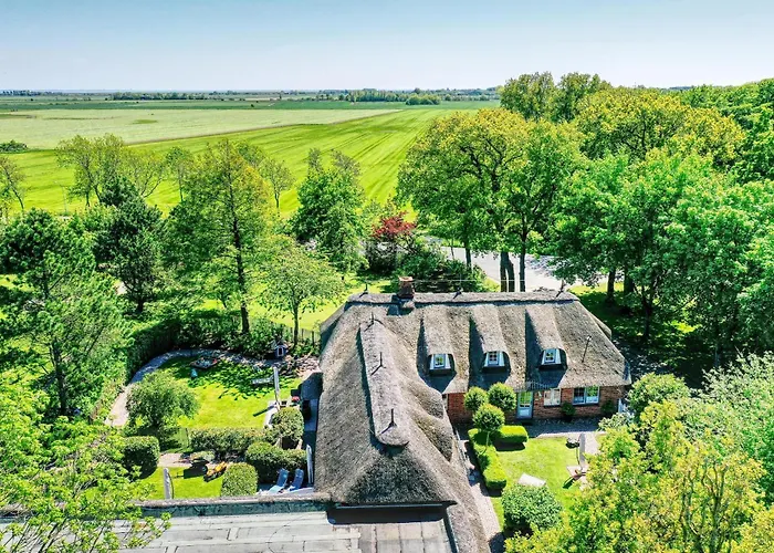 Appartement Sky & Homes Wattlaeufer I Nordsee-auszeit Im Reetdachanwesen Mit Parkgarten Böhl