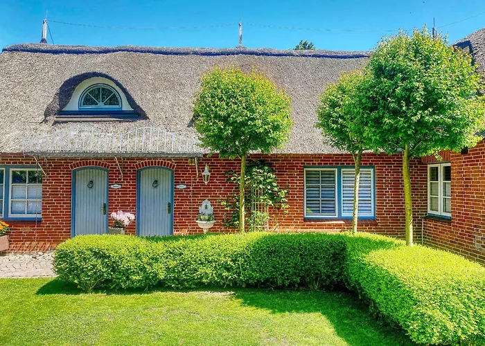 Sky & Homes Wattlaeufer I Nordsee-auszeit Im Reetdachanwesen Mit Parkgarten Böhl