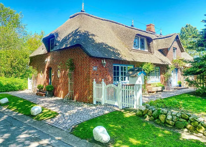 Sky & Homes Wattlaeufer I Nordsee-auszeit Im Reetdachanwesen Mit Parkgarten Böhl