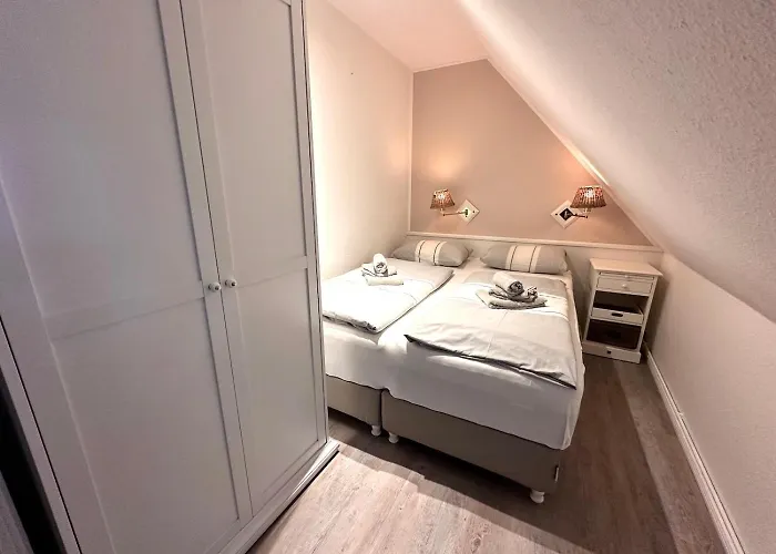 Sky & Homes Wattlaeufer I Nordsee-auszeit Im Reetdachanwesen Mit Parkgarten Appartement Böhl