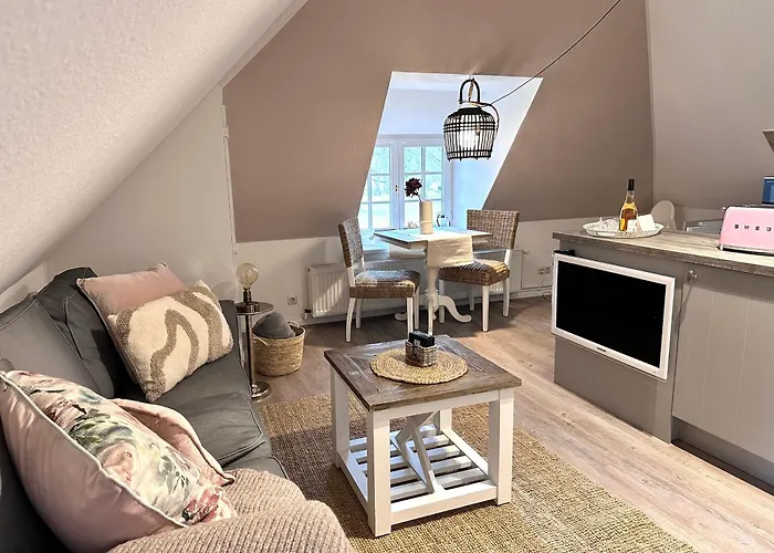 Appartement Sky & Homes Wattlaeufer I Nordsee-auszeit Im Reetdachanwesen Mit Parkgarten